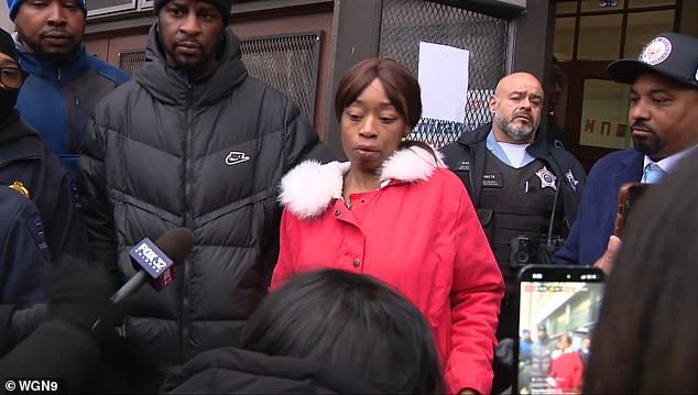 DMiCH_E's tweet image. SAY HER NAME 💐

Corshawnda Hatter, a 33-year-old Chicago mom, and her 9-year-old son were taken to Trinity Hospital in serious condition after the attack.

- The mother explained that the gang of kids were waiting along the sidewalk to &apos;jump&apos; them. 
&apos;I asked my kids to come to…