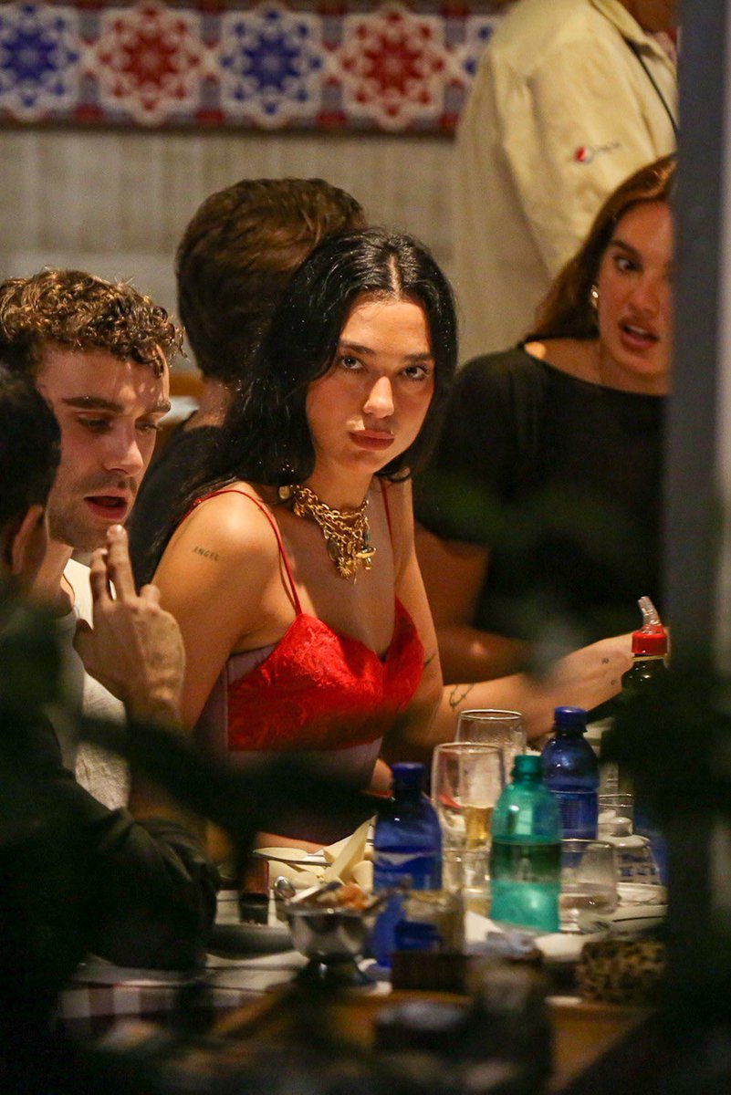 dlipahungary's tweet image. 📸 | @DUALIPA at a restaurant in Río de Janeiro earlier tonight!