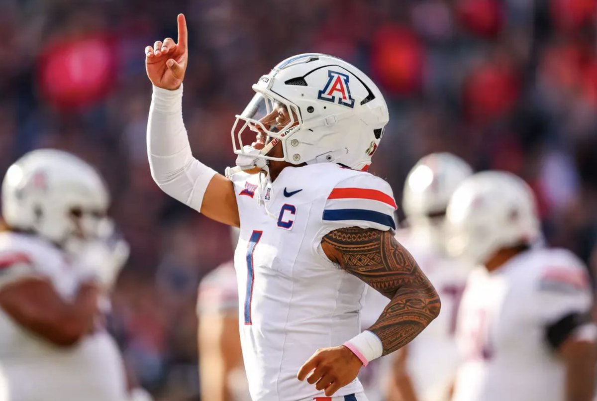 AGWildcatReport's tweet image. I looked at the top 40 QB recruits in the 2022 recruiting class (Arizona’s Noah Fifita was No. 40).

➡️ 8 never transferred
➡️ 3 have passer ratings of 145+ (w/ more than 300 attempts)
➡️ 2 have 68+ TD passes

Fifita is the ONLY ONE who appears in all three categories.
(1/2)