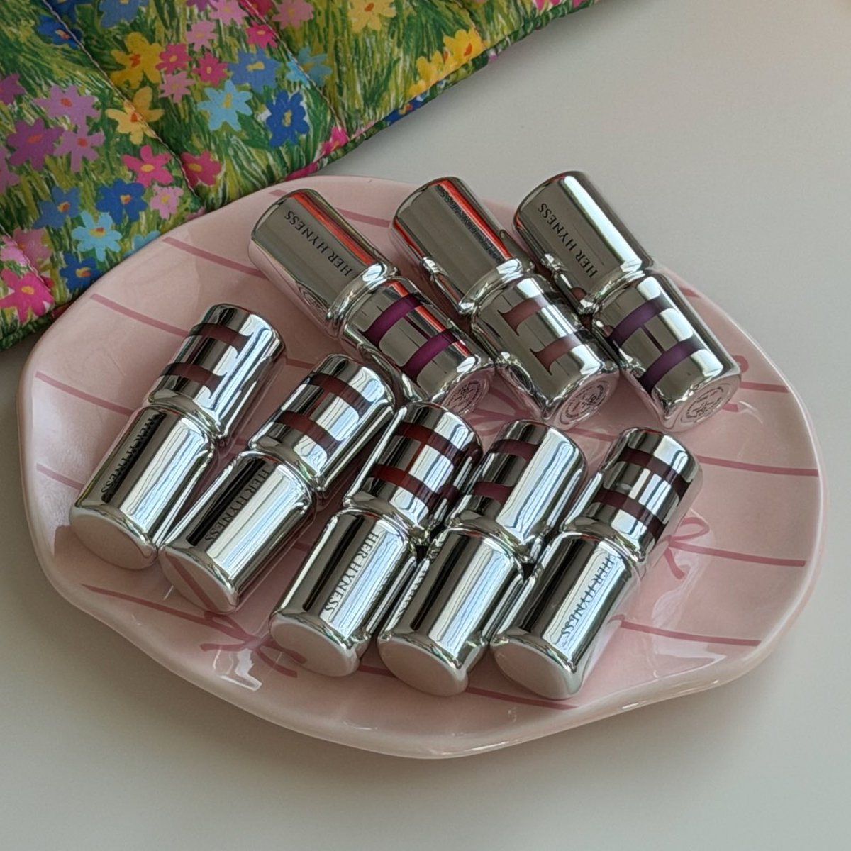 จะบ้า บลัช her hyness ทำถึงมาก เคาะ 01+03 แบบต้องมีๆๆๆ😣 สวยแพงมากๆ ให้เป็นงานแก้มที่เบากลืนไปกับผิวสุดๆ เหมือนตื่นมาแล้วแก้มสีนี้ แล้วสิ่งนี้คือใหม่มาก เป็นบลัชกันแดดด้วย กันฝ้า กันจุดดำ แก้มกระจ่างใสตลอดไป มันล้ำมาก เฮอไฮเนสนำหน้าหนึ่งก้าวเสมอ