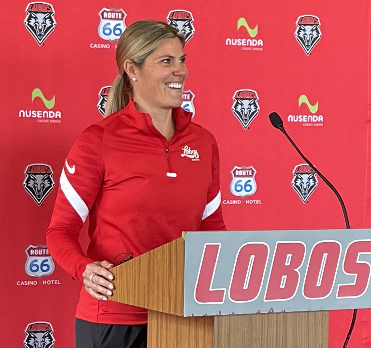 GeoffGrammer's tweet image. New UNM Lobo women's soccer coach Karley Nelson gets surprise soccer dad visit at introductory press conference   

(This was the coolest thing I saw today) abqjournal.com/sports/article… via @ABQJournal