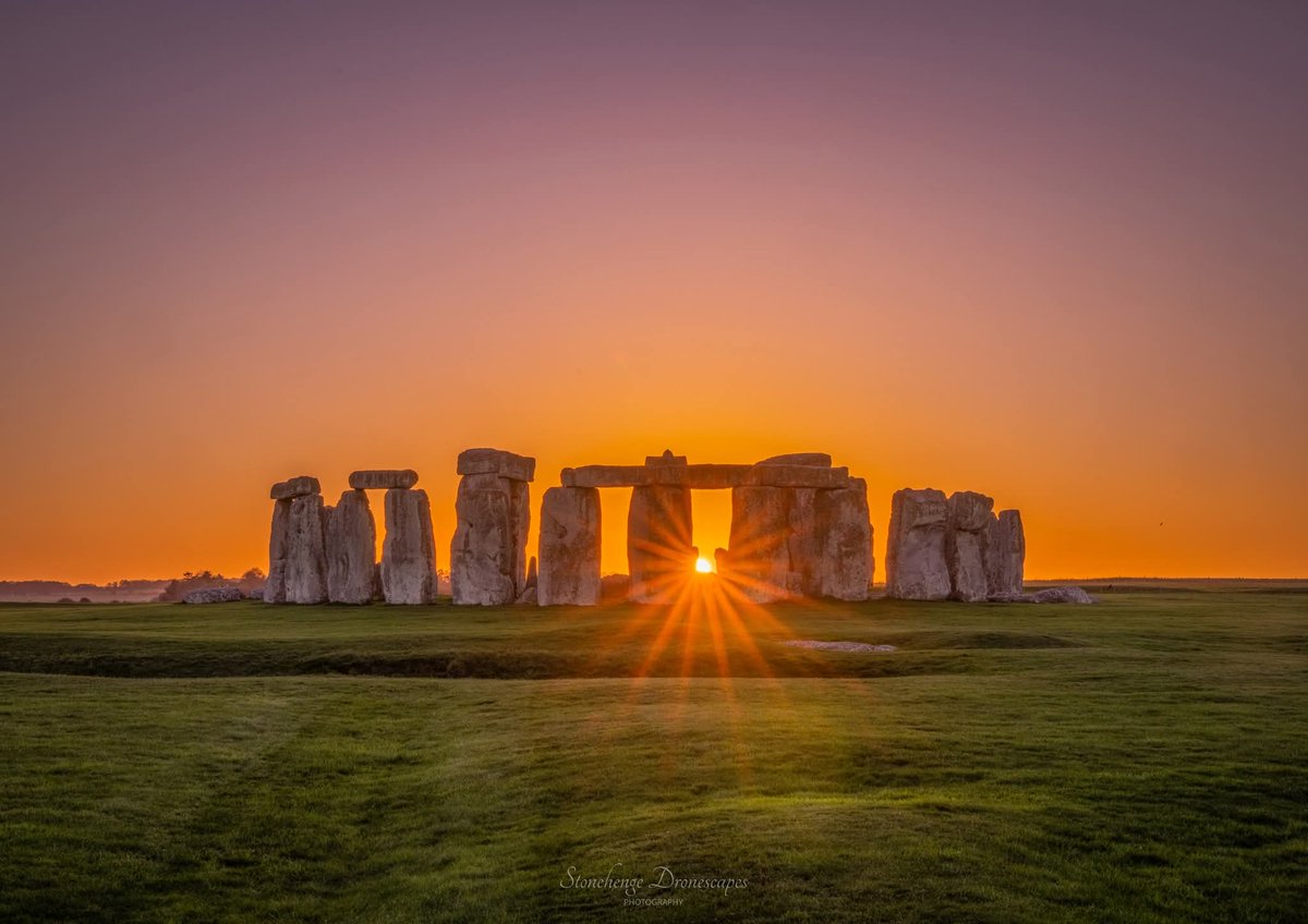 dr_places's tweet photo. Goodnight from Stonehenge. 
Pic by Stonehenge Dronescapes https://t.co/05uMCfBsIn