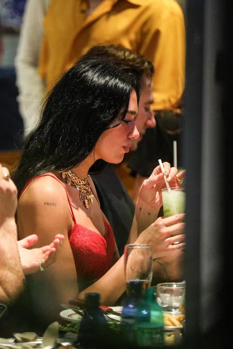 dlipahungary's tweet image. 📸 | @DUALIPA at a restaurant in Río de Janeiro earlier tonight!