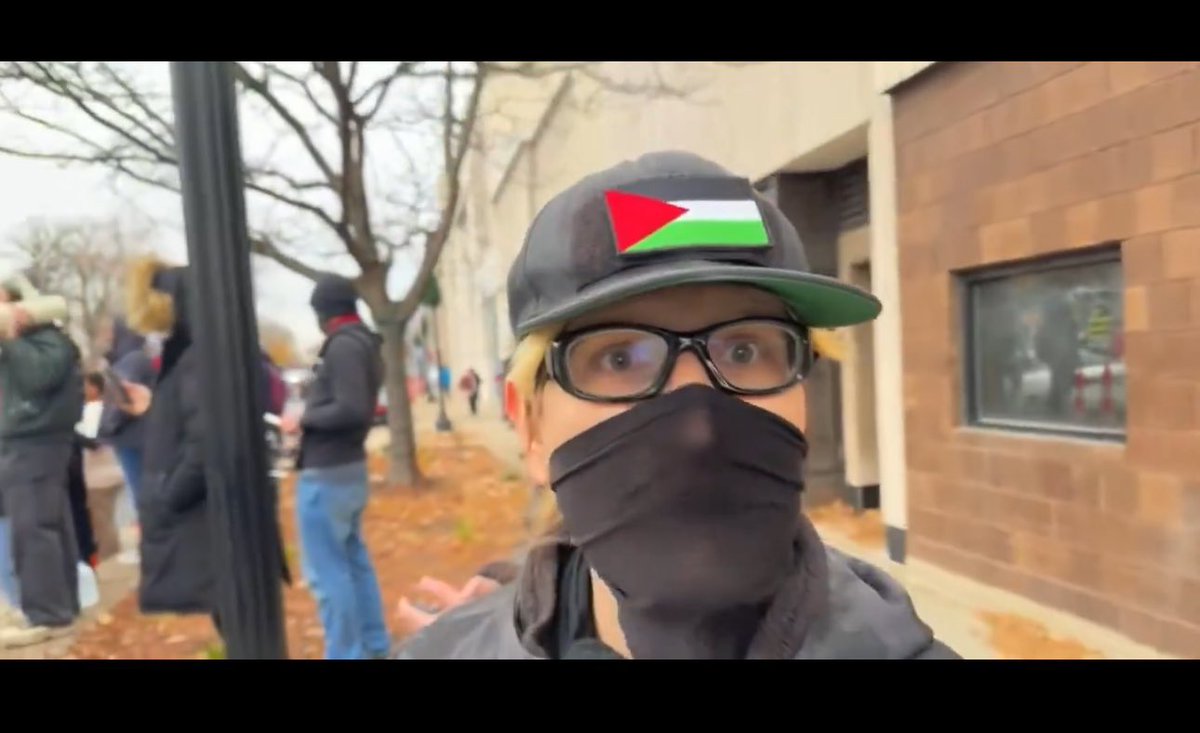 RheinDAmacher's tweet image. 🚨𝗜𝗠𝗔𝗚𝗘 𝗨𝗣𝗟𝗢𝗔𝗗: Dearborn, MI (November 18th) — Okay internet, do your thing — this suspect violently assaulted my friend, 𝗖𝗮𝗺 𝗛𝗶𝗴𝗯𝘆, earlier this afternoon in Dearborn, Michigan, and needs to be identified immediately!