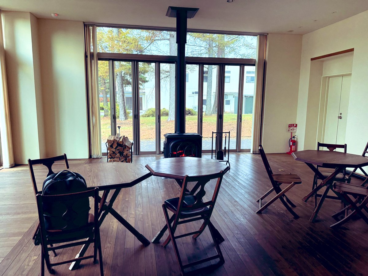 建物ごとに薪ストーブと寛ぐスペースが確保されている顧客本社😊自然と共生するというコンセプトを大切にされていて建物にも素敵な工夫がたくさん🙌