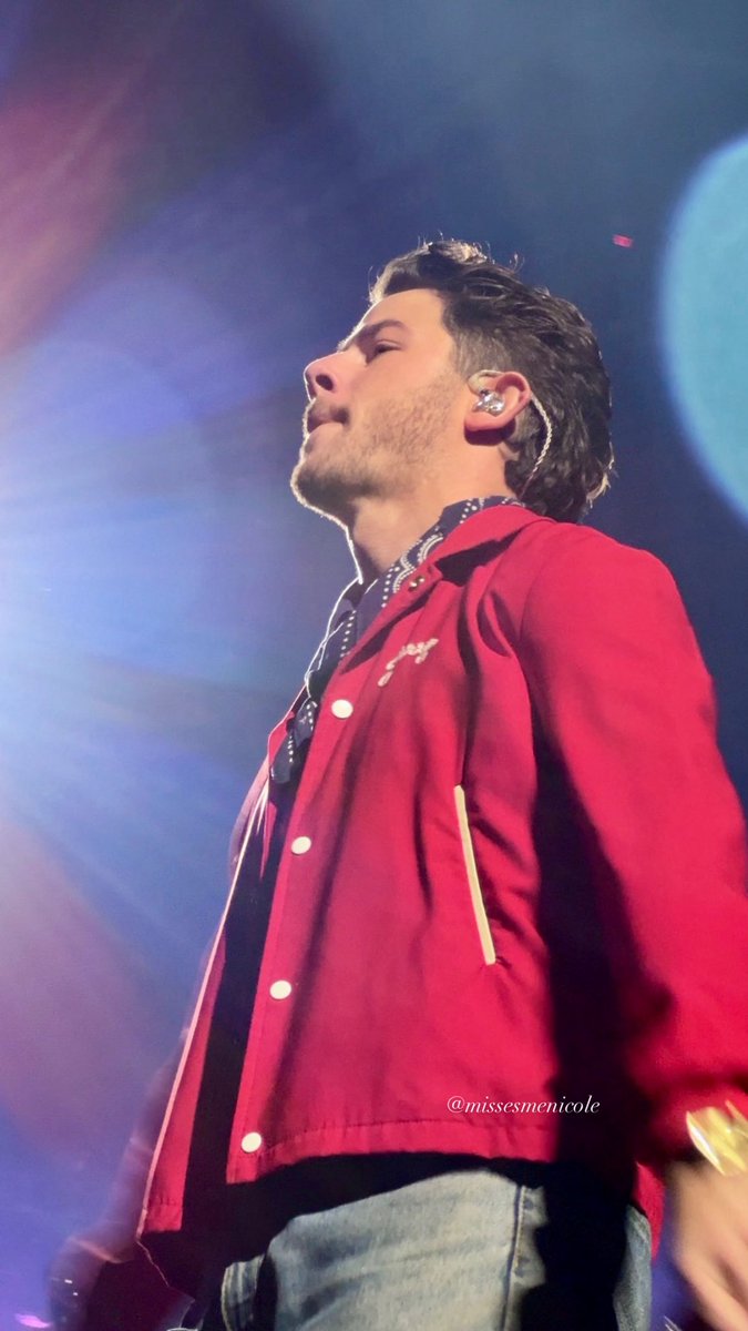 missesmenicole's tweet photo. The pics I took of @nickjonas last night, I think they look cool..he’s cool😏🤍 https://t.co/Mk4yL8euUX