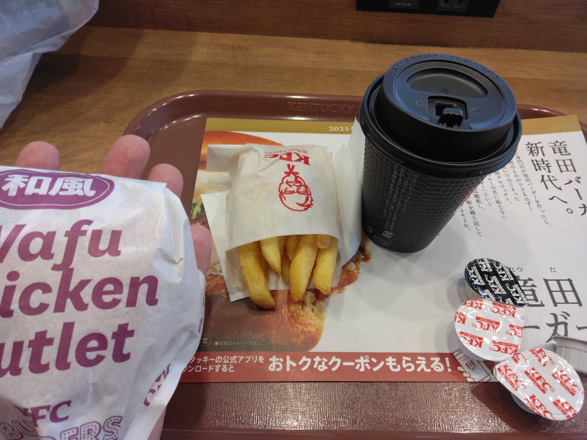 ケンタッキー #KFC 珍しくケンタでランチ。一応定食食べた後だったから