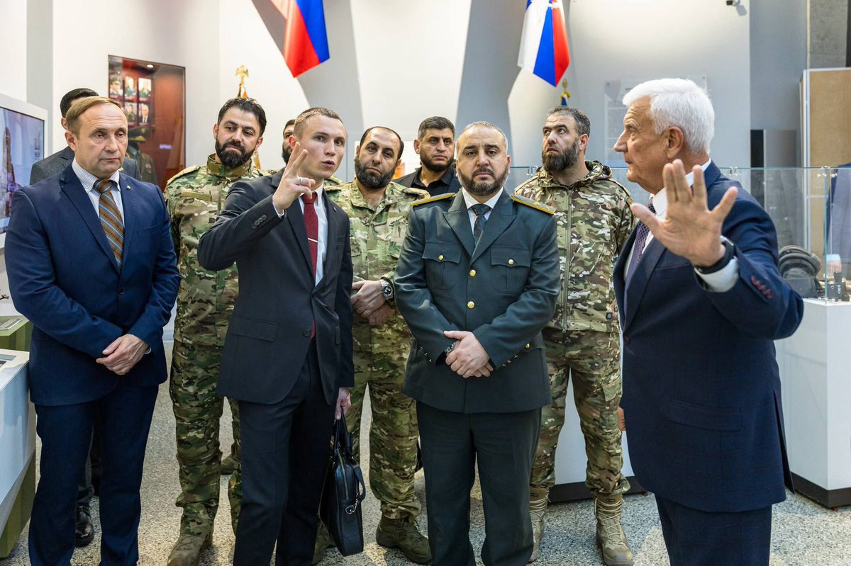 2019: مرهف أبو قصرة، قائد الجناح العسكري في هيئة تحرير الشام، داخل غرفة العمليات في سراقب

2025: مرهف أبو قصرة نفسه، وزير دفاع الدولة السورية، في زيارة رسمية إلى روسيا.

الأكاديميات التي خرّجت رجال الدولة السورية كانت ميادينَ لا مدارج.

والدروس التي صقلتهم كانت وقائعا لا محاضرات.