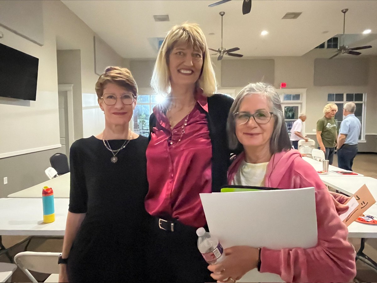 TwilaForHouston's tweet image. The At-Large 3 Team represented me at two community meetings this evening. At the Citywide PIP meeting, HPD highlighted holiday safety awareness. Sergeant Tracy Hicks shared seasonal safety strategies, Chief Noe Diaz spoke about the importance of community involvement and…