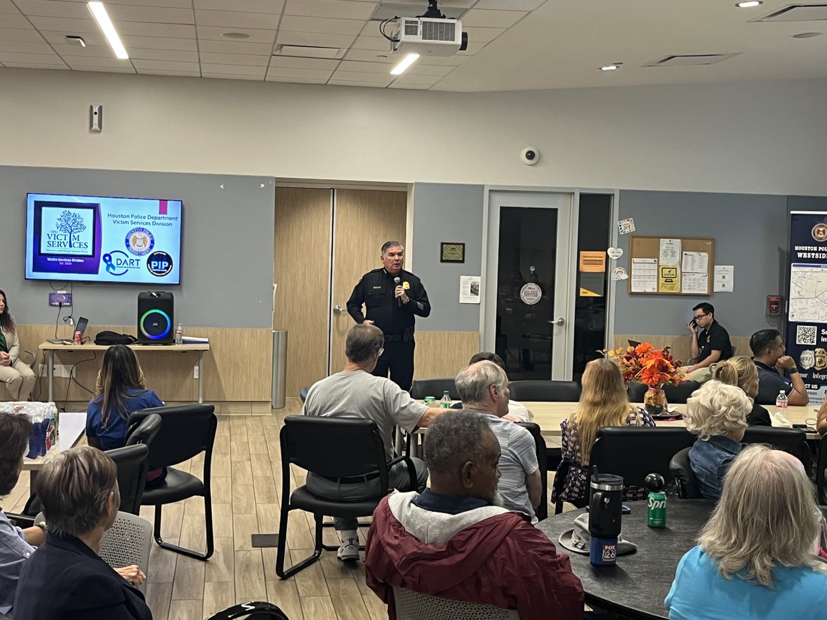 TwilaForHouston's tweet image. The At-Large 3 Team represented me at two community meetings this evening. At the Citywide PIP meeting, HPD highlighted holiday safety awareness. Sergeant Tracy Hicks shared seasonal safety strategies, Chief Noe Diaz spoke about the importance of community involvement and…