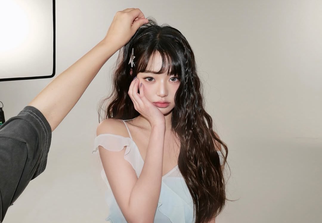 flubpy's tweet image. When the camera comes closer I automatically 
do this face… why am I like this ㅋㅋㅋ but still 
hoping you’ll think I look pretty today~ ( 📸 )