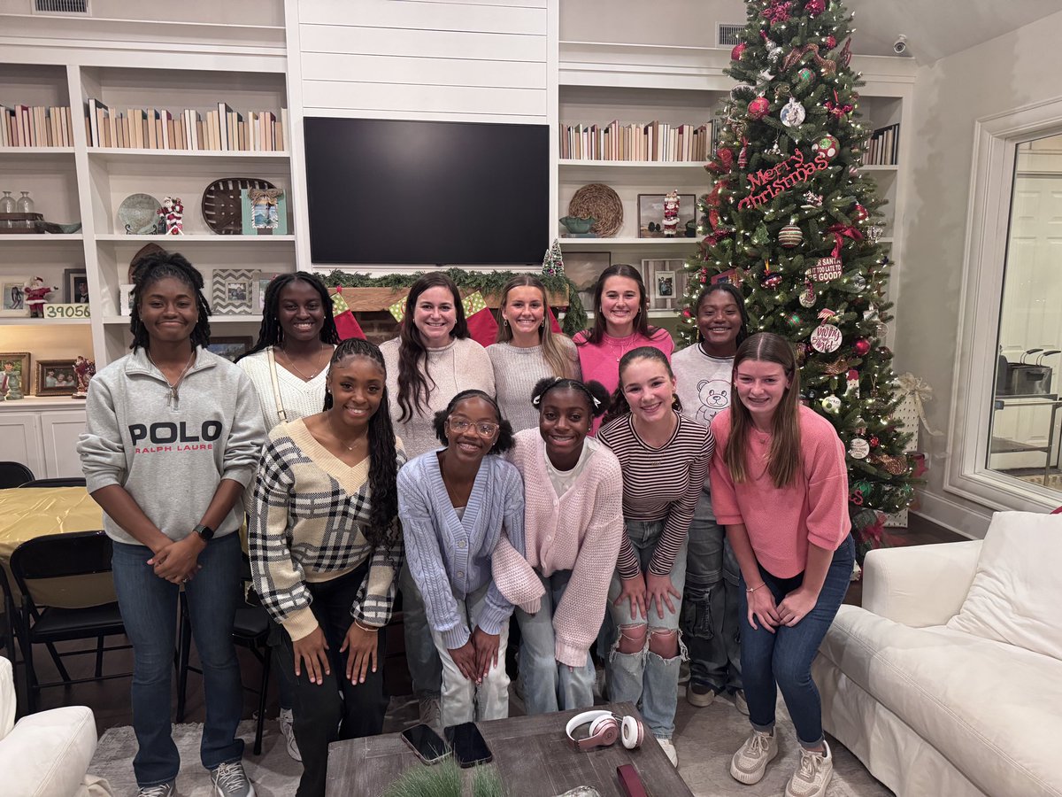 LadyArrowSB's tweet photo. Always thankful for days like today! Thank you to the Thames family for hosting our Friendsgiving. Shoutout to the red team for winning our Red vs Black Series. 🥇🦃 https://t.co/cASbIC37dB