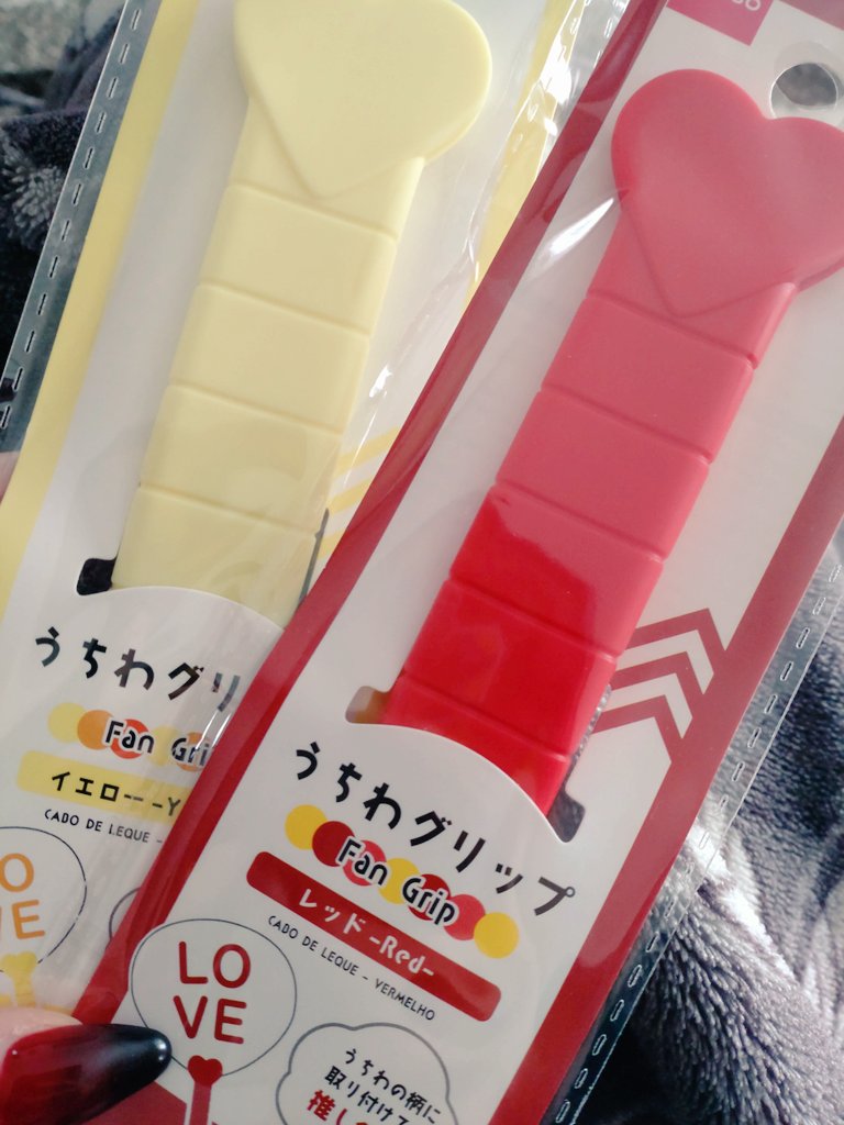 coco______coco_'s tweet image. グッズ(うちわ)買う準備だけはできました(やっと赤みつけた)