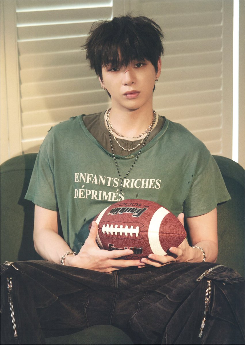 Hidari_KD96's tweet photo. 강다니엘 ITTA MAGAZINE 
화보 스캔본 7⃣️

15P가 아니라 20P였어... 어쩌다 5P를 빼먹었네😂 이제 남은 스캔본 몇 장 올릴게요😂

#강다니엘 #KANGDANIEL #姜丹尼尔 https://t.co/pKTRXXMHob