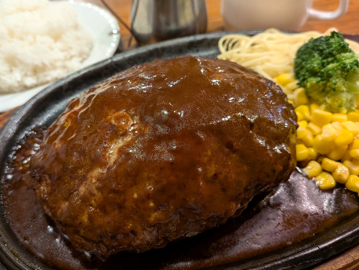 yahalog's tweet image. お昼は1ポンドハンバーグ☺👍️！厚み5cmは大満足の食べ応え、大盛りライスも300g級、お腹いっぱいおいしくいただきました😆💕✨！
〈ブログも更新しました！〉
【ＨＥＲＯ’Ｓ】デカ盛り聖地はハンバーグも１ポンド、しっかりビッグサイズで楽しみたい！@秋葉原
umalog.jp/2025/11/19/her…