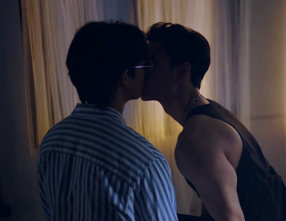 ___jakun__oo's tweet photo. “キス”はしない関係から初めてキスしたシーン良かった。受けだと騙されるほどかわいいチャリーが丸めがねを外すとばちばちの年下攻めになるのとんでもないな.....好き
#PitBabeEP3
#PitBabeTheSeries https://t.co/FDWWUlibwX