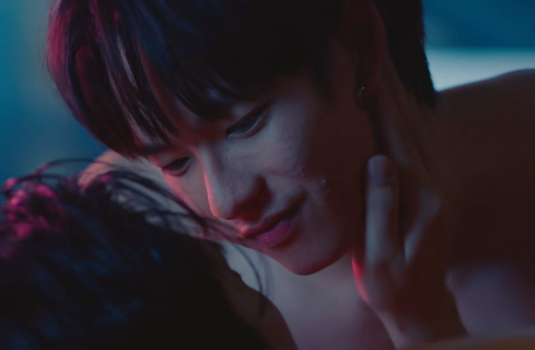 ___jakun__oo's tweet photo. “キス”はしない関係から初めてキスしたシーン良かった。受けだと騙されるほどかわいいチャリーが丸めがねを外すとばちばちの年下攻めになるのとんでもないな.....好き
#PitBabeEP3
#PitBabeTheSeries https://t.co/FDWWUlibwX