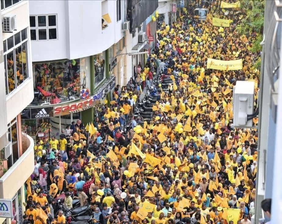 VMookey's tweet photo. އަލީ އާޒިމް  މޭޔަރަކަށް ކުރާ ދަތުރަކީ ރީތި ތަސްވީރެއްގެ ފެށުން. އެއްކޮށް ގަދަކޮށް ކުރިއަށް. 

#aliazimformayor https://t.co/Iq1vJJszXk