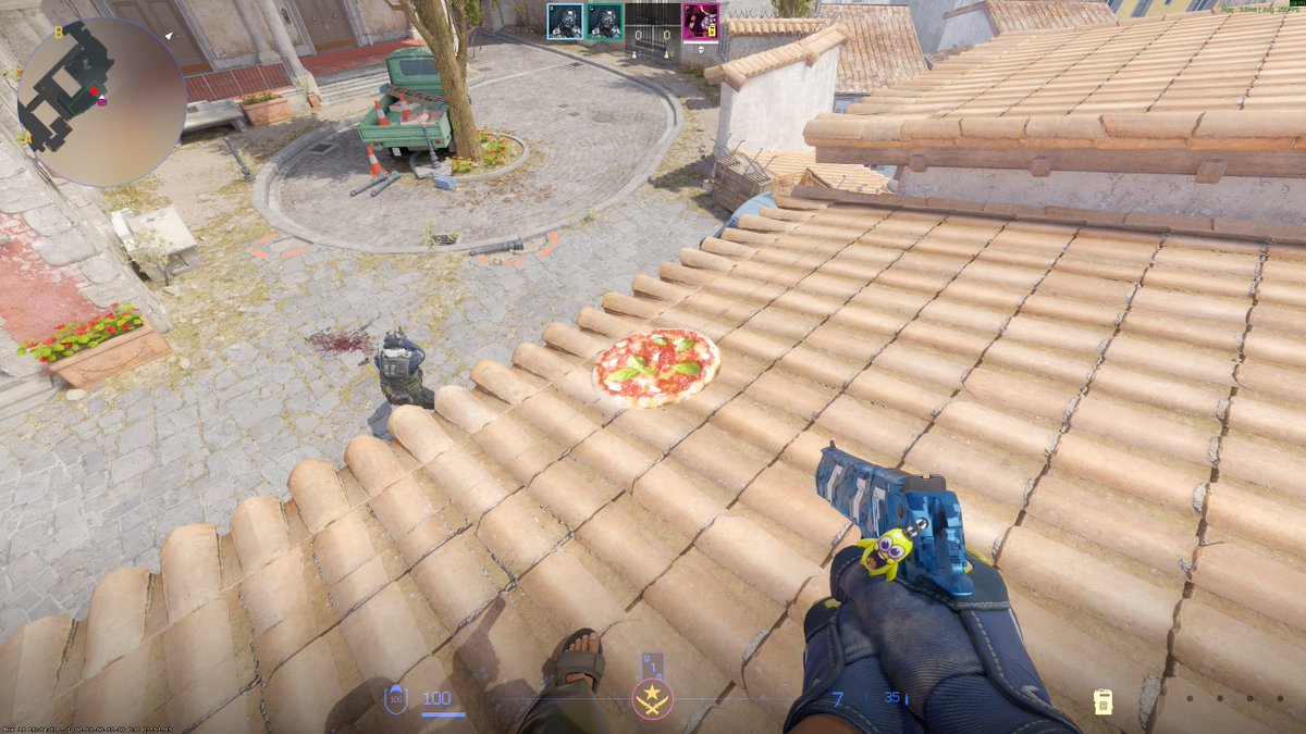 girlglock_'s tweet image. what&apos;s the pizza doing on the roof