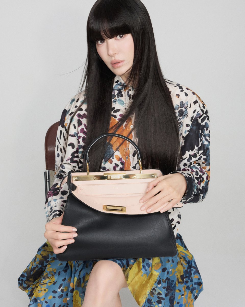mintmag_th's tweet photo. สะดุดตาทุกโพส! สาว #SongHyeKyo แบรนด์แอมบาสเดอร์ของ Fendi ร่วมแคมเปญดิจิทัลใหม่ ฉลองความเป็นตัวเองและฝีมือร่วมสมัย ผ่านกระเป๋ารุ่นไอคอนิก Fendi Peekaboo ที่โดดเด่น เหนือกาลเวลา พร้อมมาในโททัลลุคจากคอลเล็กชั่น Pre-Collection Spring/Summer 2026 💚
#FENDI
#FendiPeekaboo
#MintNews https://t.co/CDCQ2h4qVL