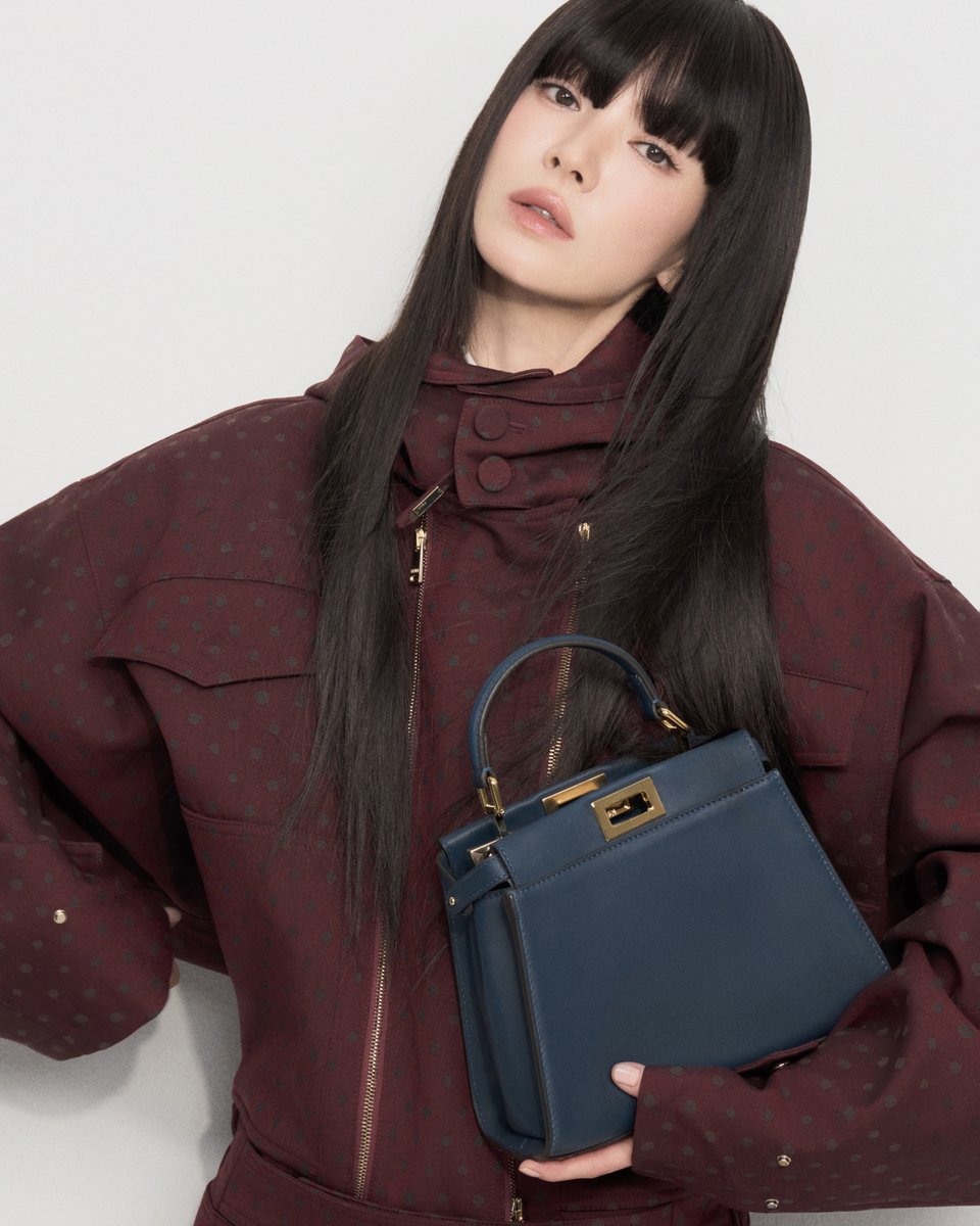 mintmag_th's tweet photo. สะดุดตาทุกโพส! สาว #SongHyeKyo แบรนด์แอมบาสเดอร์ของ Fendi ร่วมแคมเปญดิจิทัลใหม่ ฉลองความเป็นตัวเองและฝีมือร่วมสมัย ผ่านกระเป๋ารุ่นไอคอนิก Fendi Peekaboo ที่โดดเด่น เหนือกาลเวลา พร้อมมาในโททัลลุคจากคอลเล็กชั่น Pre-Collection Spring/Summer 2026 💚
#FENDI
#FendiPeekaboo
#MintNews https://t.co/CDCQ2h4qVL
