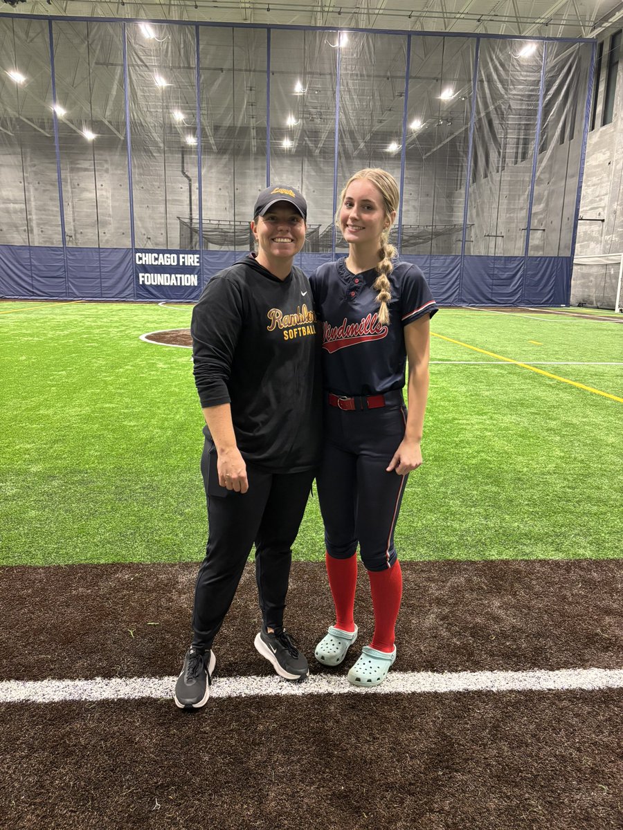 elliebrady26's tweet photo. Great time tonight at the DePaul-Loyola defensive clinic. I learned so much from @CoachWoo24 about shaving down that pop time! Thanks for having me! @RamblersSB @DePaulSB @FenwickAD @FriarSoftball @09_OPWindmills https://t.co/eYxxd0hAqs