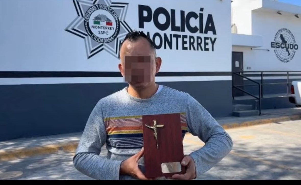 Imagen_Oax's tweet image. #Conozco

🚨#POLICÍACA🚨LE ROBAN LAS CENIZAS DE SU MAMÁ POR ANDAR DE PARRANDA.

¡ESTE HOMBRE SÍ QUE TUVO UN FIN DE SEMANA LARGO!🫣 Policía de Monterrey recupera urna con cenizas de su madre.⚱️✝️

Este lunes, un hombre de 42 años finalmente recuperó la tranquilidad, después de que