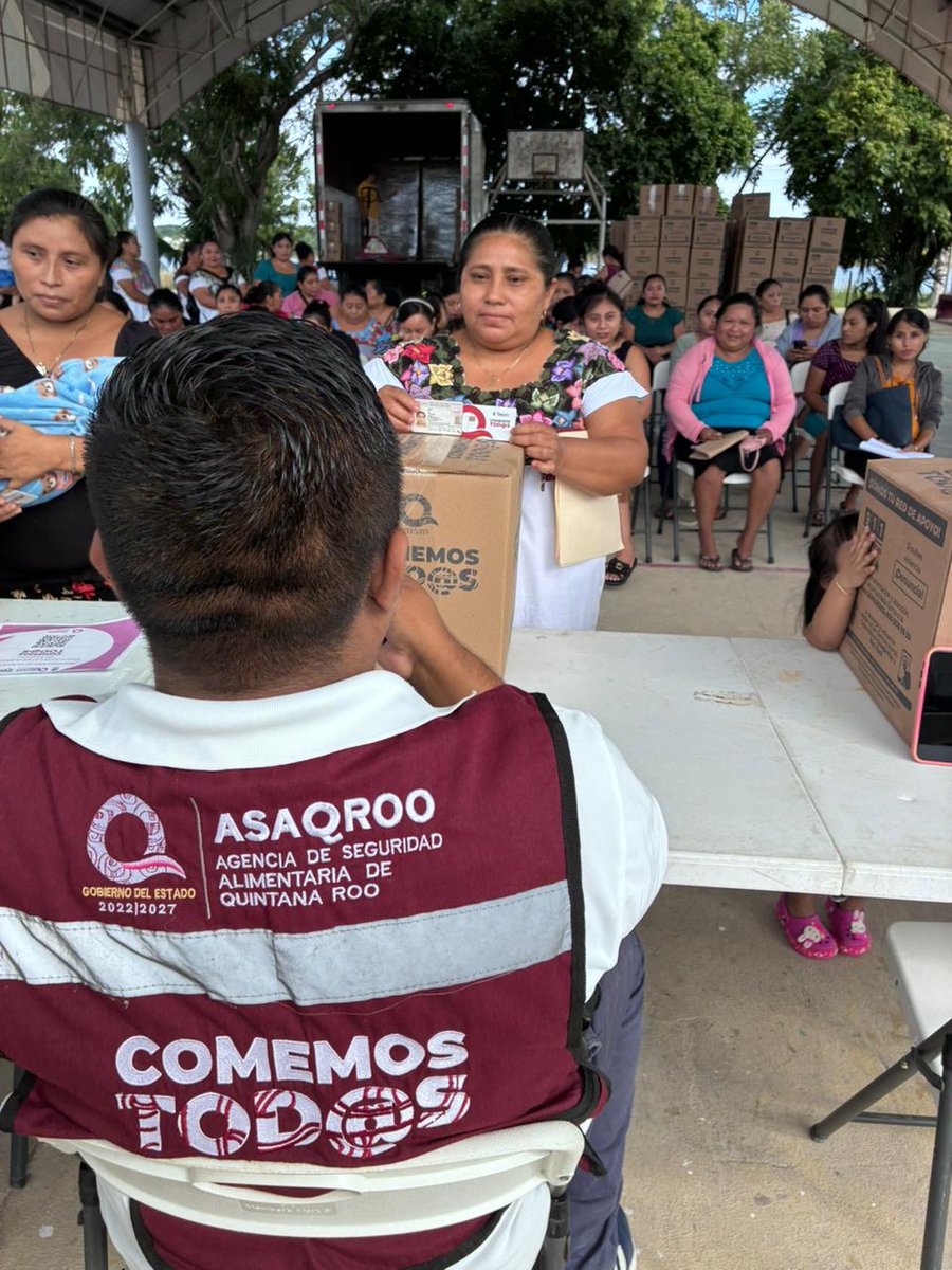 BienestarQR's tweet photo. Llevamos justicia social a los hogares quintanarroenses, con el programa "Comemos Tod@s". Hoy un en los municipios de #IslaMujeres, #Bacalar, #JoséMaríaMorelos y #Tulum, el equipo de la SAQROO, realizó la entrega directa y gratuita del quinto y último paquete alimentario de 2025. https://t.co/SE0r5jhJ04