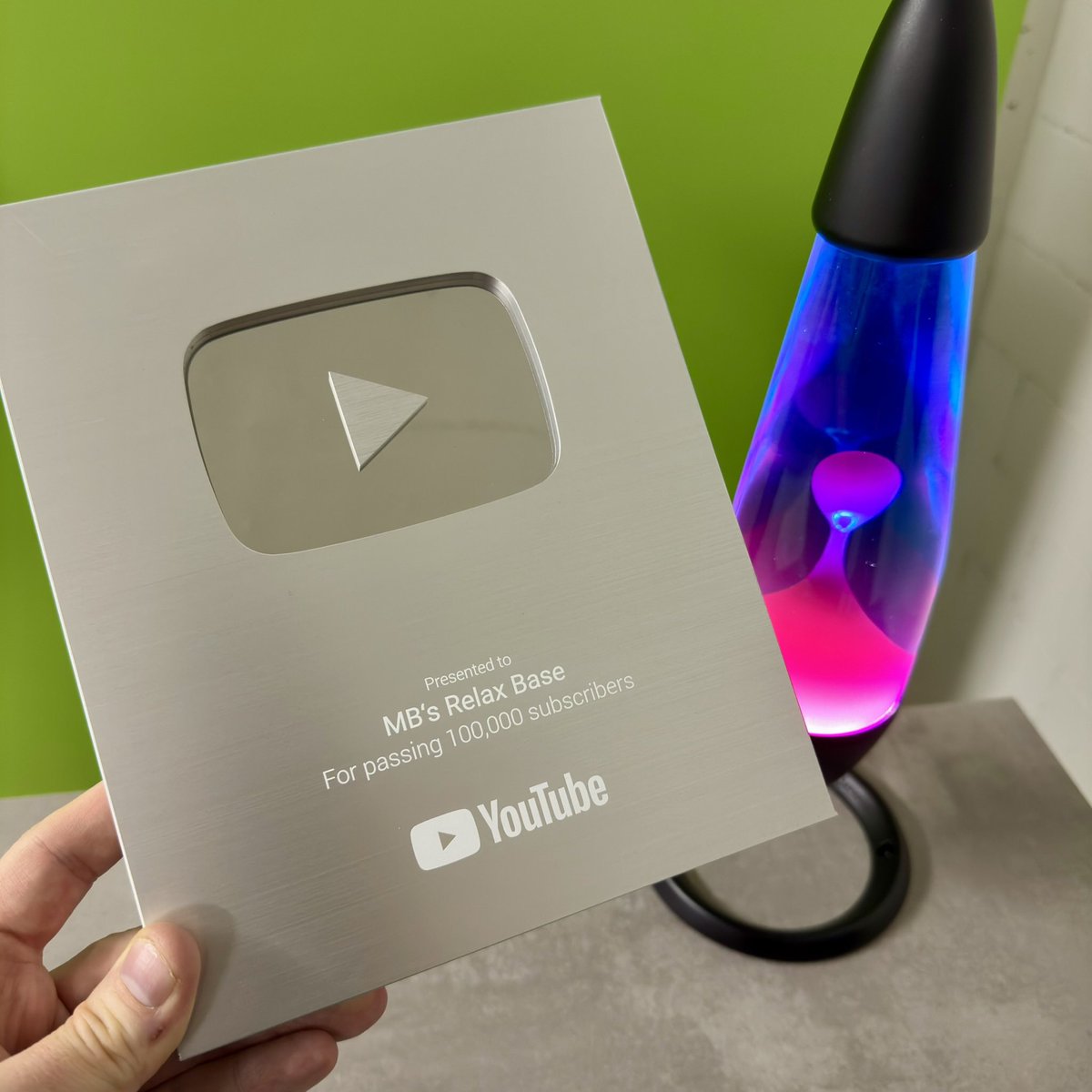 MBommeli's tweet photo. Da ist der silberne Play Button 🤩🥳
#PlayButton #YouTube #award #swisstubers #YouTubeSchweiz https://t.co/YHbXjQThaQ