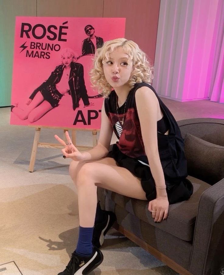 Ariana Grande is set to be performing APT by ROSÉ on Jimmy Fallon.