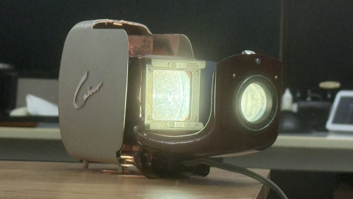 armytoru's tweet image. めっちゃ昔のスライド映写機。
今度これでスライド投影してセミナーしよかな🤣