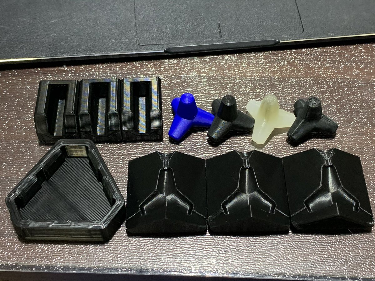 sat_chan_pe's tweet image. 懐かしい( ´ ▽ ` )
昔、3Dプリンターで金型できるかとテトラポッドで試したことある。射出はグルーガンw
消波ブロックの種類の多さと案外面倒な形してたと記憶してる。
#Adventurer3