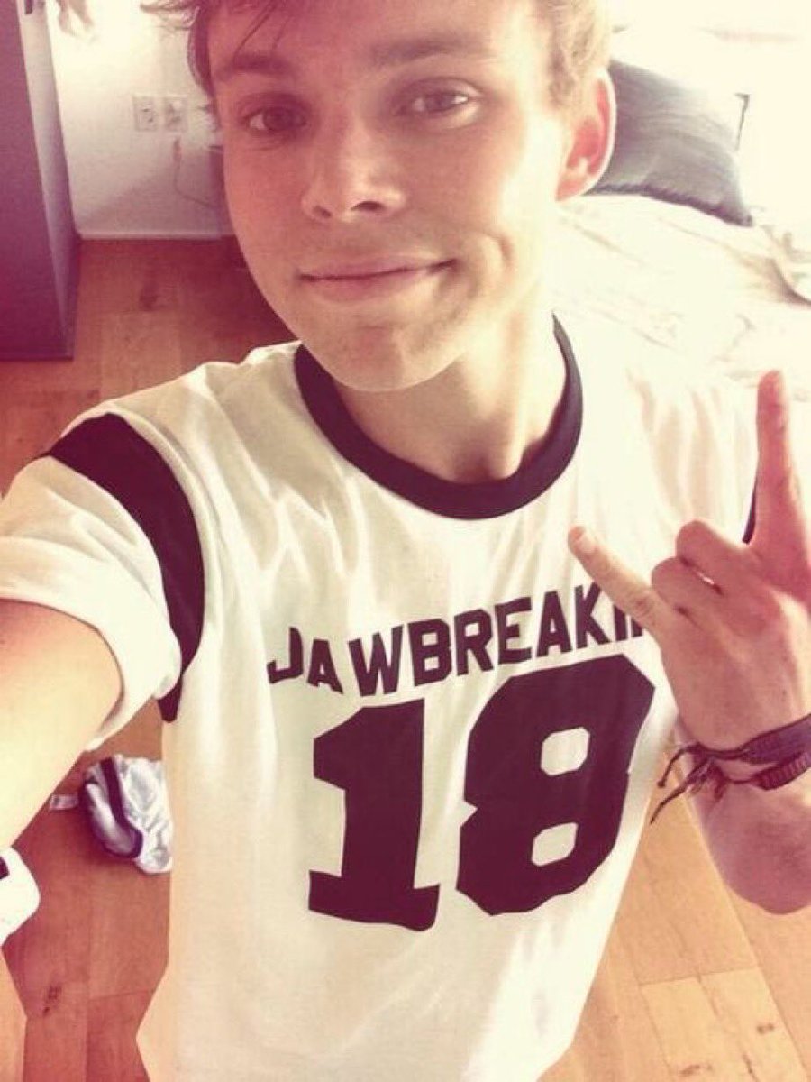 jetblksos's tweet image. ashton being a foreshadower