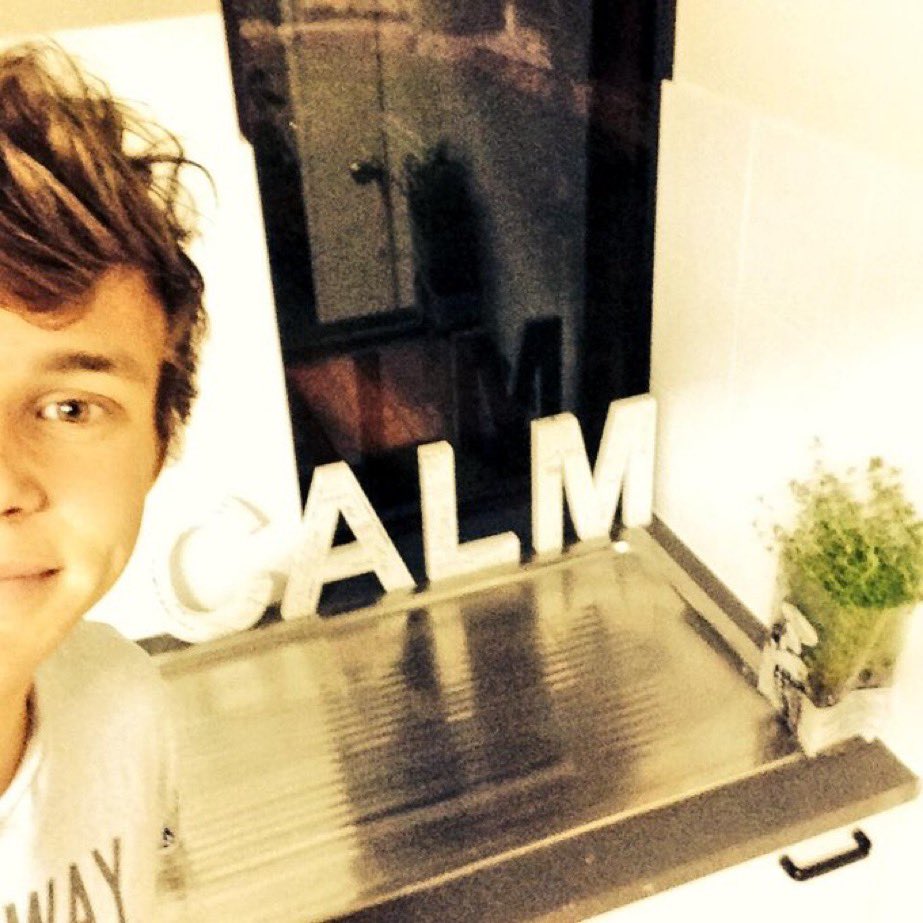 jetblksos's tweet image. ashton being a foreshadower
