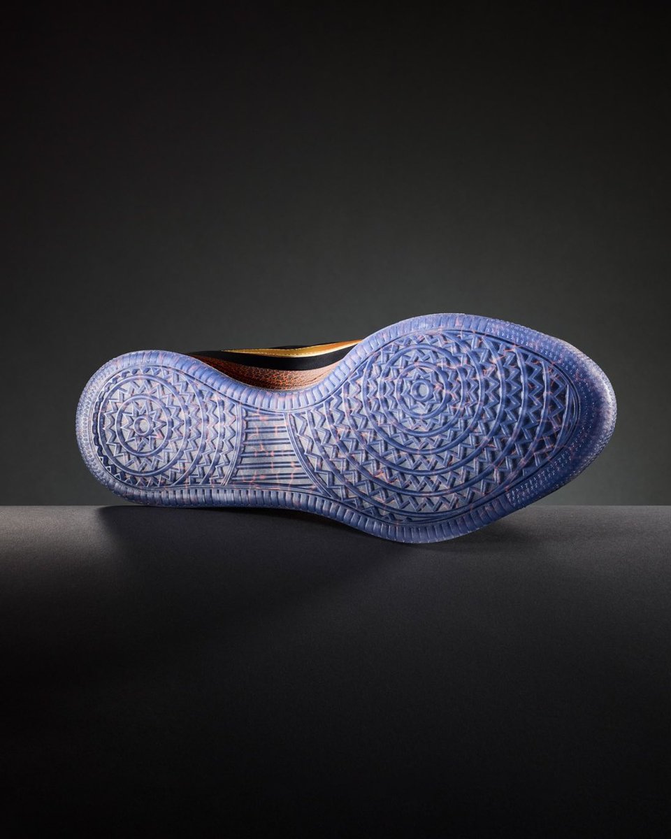 BREAKING 🚨

Nike Basketball unveils Devin Booker’s second signature sneaker, the Nike Book 2 👀