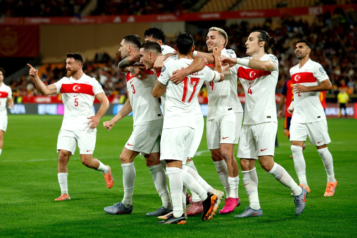 Tebrikler #BizimÇocuklar 👏⚽️

Dünya Kupası Elemeleri’ni ikinci sırada tamamlayarak Play-Off’a adını yazdıran A Millî Futbol Takımımızı gönülden tebrik ediyorum. 🇹🇷

#MilliTakım
#Türkiye
#ESPTUR
