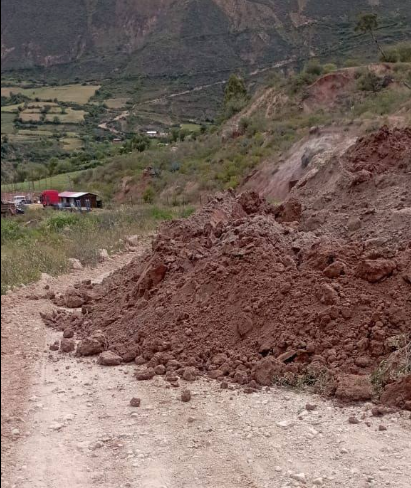 COENPeru's tweet photo. 📢 Áncash: producto de las lluvias intensas, el 17/11 ocurrió un #Deslizamiento en el centro poblado y distrito de #Aczo, provincia Antonio Raymondi, que causó daños en la vía departamental AN-108 (tramo Aczo-Pasamayito). Gobierno local coordina los trabajos de limpieza y rehabilitación de carretera, que se encuentra restringida al tránsito vehicular.