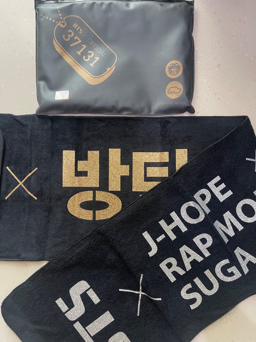 cha_dongmine's tweet photo. WTS BTS INA
📍Jakpus
-  1st official slogan
- 2nd muster slogan 

#bts #방탄소년단 #방탄 일본 앨범
양도 https://t.co/l9mPjQ8UlJ