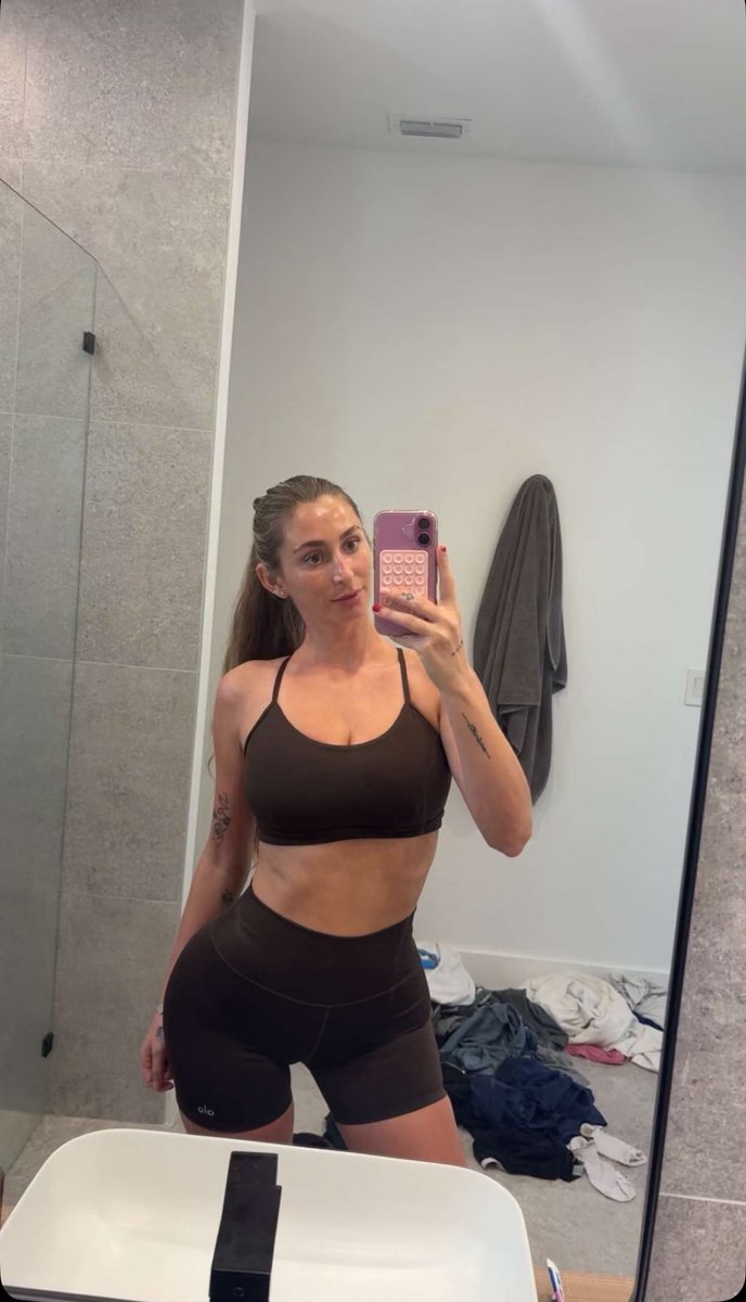 ReidDaniellex's tweet image. Boyfriend applications now open. Must love food, tolerate my music choices, and laugh at my terrible jokes 🌺💝🥰😍