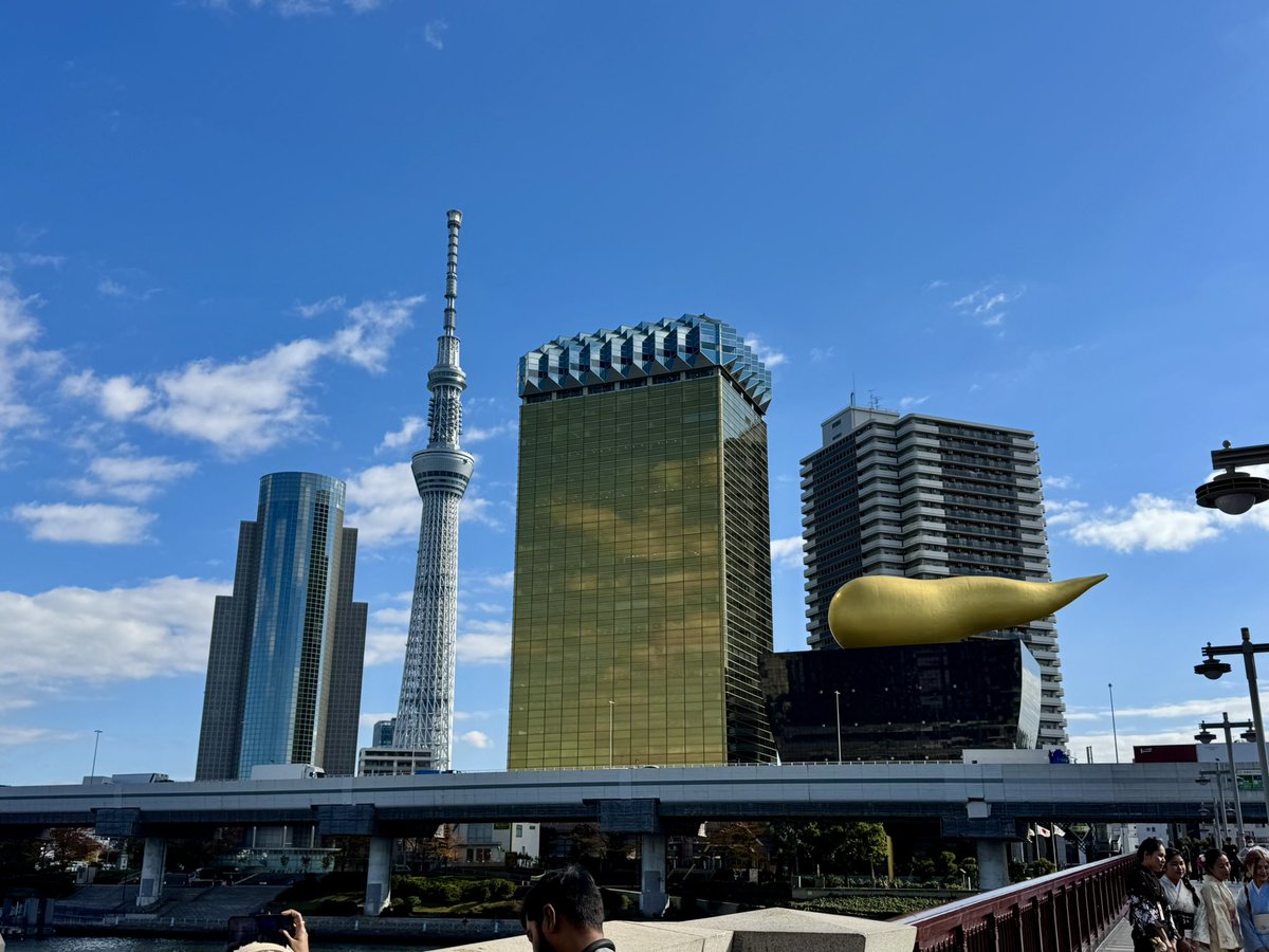 wine_rouken's tweet image. 浅草を散歩。
歩いて汗ばんだ体に、青空と冷たい風が心地良い。

そして、浅草公会堂の仲代達矢さんの手形とところに台東区からの弔意の花籠が置いてありました。