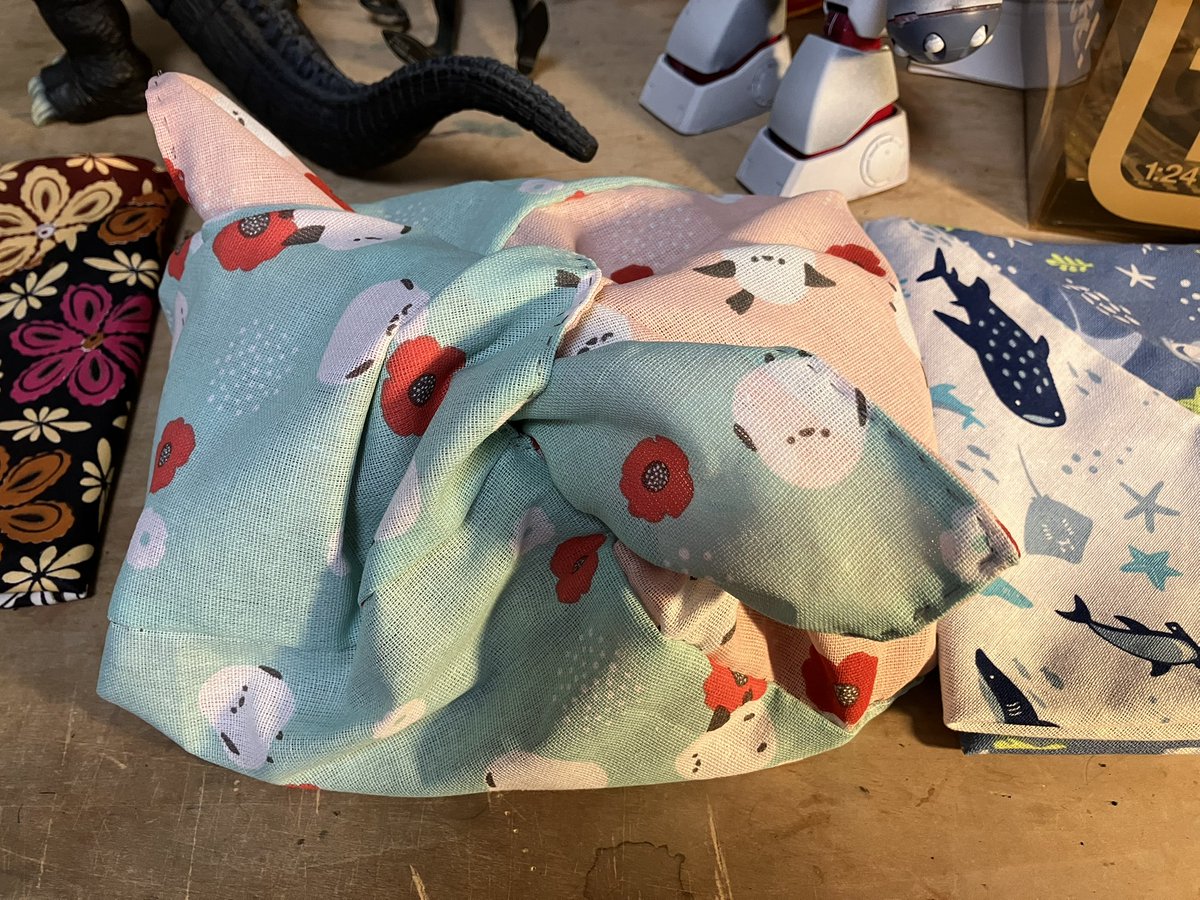 tadekichi's tweet photo. やっと昨日、超多忙な仕事がひと段落して、早速作りたかったこのシマエナガのあずま袋を縫い上げました。
百均の手拭い2枚でできてます。リバーシブルです。自分で言うのもなんですが、ナニコレかわいい🩷 https://t.co/kReBlkjYVK