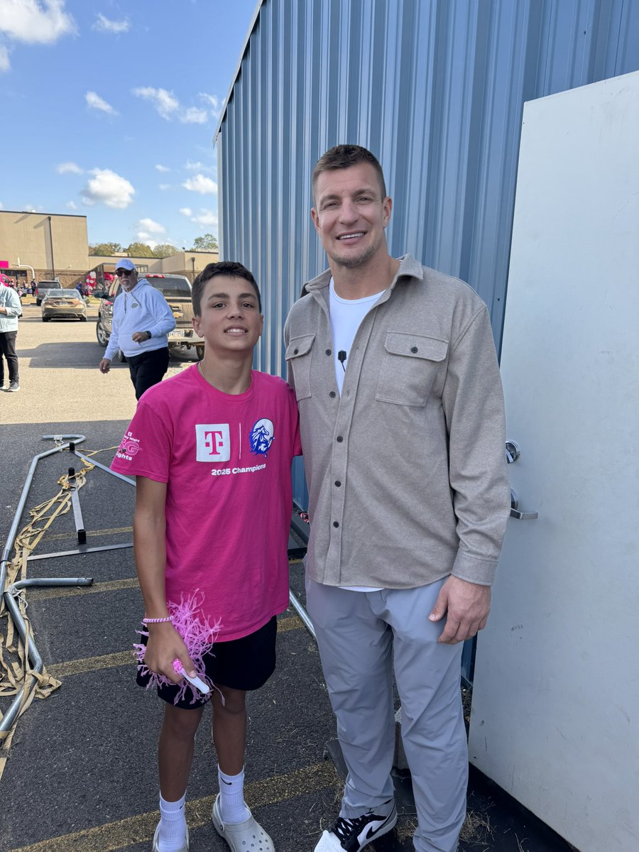 Thanks to <a href="/RobGronkowski/">Rob Gronkowski</a> for the football advice and for coming to my school today in Dierks Arkansas and helping us get a new Weight Room! Can’t wait to use it!

<a href="/QBHitList/">QBHitList.com</a> <a href="/tctabler/">PrepRedZoneTom Tabler</a> <a href="/bench424nmore/">Mark Gibson</a> <a href="/toddrake00/">William Todd Drake</a> <a href="/ArRecruitingGuy/">Richard Davenport</a> <a href="/PrepRedzoneAR/">Prep Redzone Arkansas</a> <a href="/recruitingArena/">RecruitingArena</a> <a href="/sully7777/">Steve Sullivan</a>