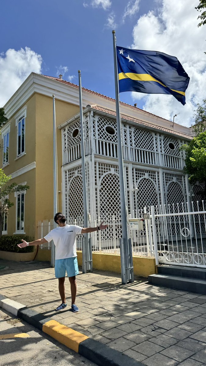 للمعلومة

كوراساو ليست دولة مستقلة

لكنها جزء من مملكة هولندا 🇳🇱 وتقع في البحر الكاريبي

عندهم حكم ذاتي في بعض الشؤون الداخلية لكن هولندا ماسكة الدفاع والعلاقات الخارجية

زرتها من أشهر

بلد جميل و ممتع 

تأهل كوراساو لكأس العالم سيساهم برفع الاقتصاد السياحي لديهم بشكل كبير