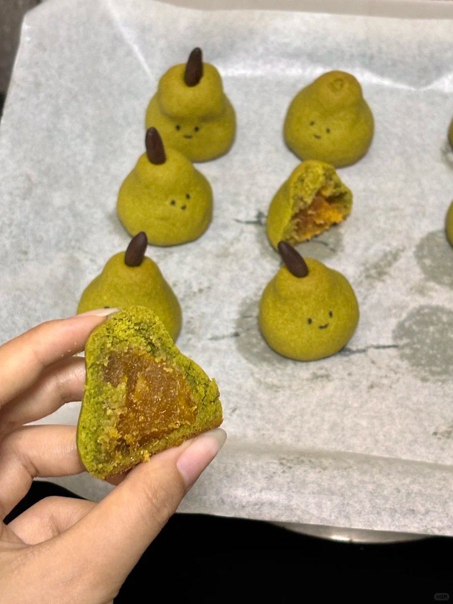 aaadg23's tweet photo. 又get了一個新造型～
把鳳梨酥做成的形狀🍐
真的超級可愛啊啊啊！
再畫上小表情這不就是烘焙版的jellycat嘛
隨意捏捏就能成型 
#鳳梨酥 #烘焙 #jellycat餅乾 https://t.co/y6i3btp7Z3