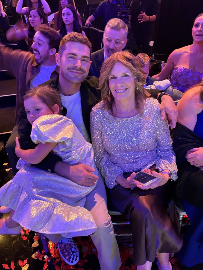 officialdwts's tweet image. The Efron family are cheering on Dylan Efron as he soars around the ballroom for #DWTS #PrinceNight!