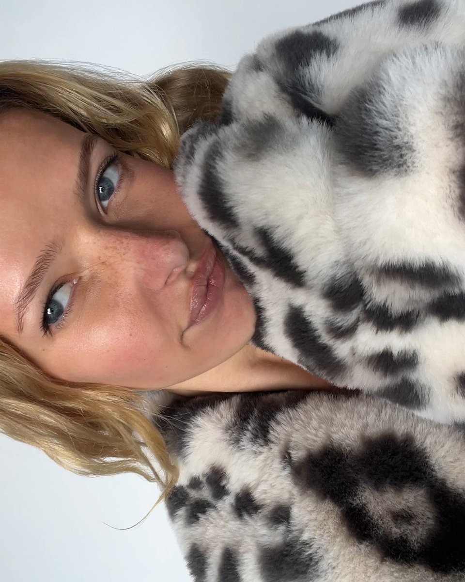 Gap_JP's tweet photo. THE FAUX FUR JACKET​
スノーレオパードのように大胆に。​
しなやかで、ラグジュアリーな質感。​
冬のムードを纏う、存在感のある一着。

こちらからコレクションの詳細をチェック：
https://t.co/OVNWko9hFV
​
#GapStudio https://t.co/kA0SPCtrGn