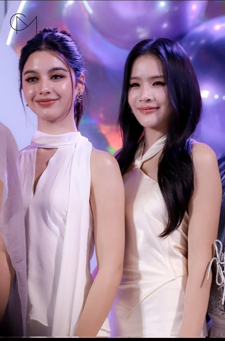 lushstylo15543's tweet photo. Shelly, in that white dress you look like a real-life Barbie — so delicate and so beautiful. And Pundao beside you looks truly gorgeous as well. Every color shines even brighter when you wear it. ❤️✨
#shellypundao
#onezeta
@shellybenda
@_pundao
@EverShellyFC https://t.co/RRop0AyqMG