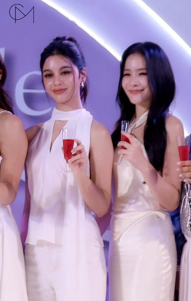 lushstylo15543's tweet photo. Shelly, in that white dress you look like a real-life Barbie — so delicate and so beautiful. And Pundao beside you looks truly gorgeous as well. Every color shines even brighter when you wear it. ❤️✨
#shellypundao
#onezeta
@shellybenda
@_pundao
@EverShellyFC https://t.co/RRop0AyqMG