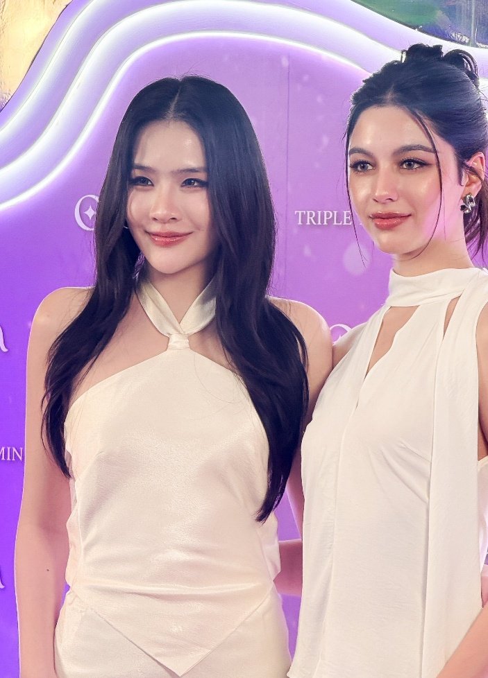 lushstylo15543's tweet photo. Shelly, in that white dress you look like a real-life Barbie — so delicate and so beautiful. And Pundao beside you looks truly gorgeous as well. Every color shines even brighter when you wear it. ❤️✨
#shellypundao
#onezeta
@shellybenda
@_pundao
@EverShellyFC https://t.co/RRop0AyqMG