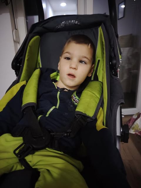 AnaNjene's tweet image. Zamolila bih vas kao majka,ako možete da podelite objavu za lečenje mog sina Srđana.                                      90 na 2407